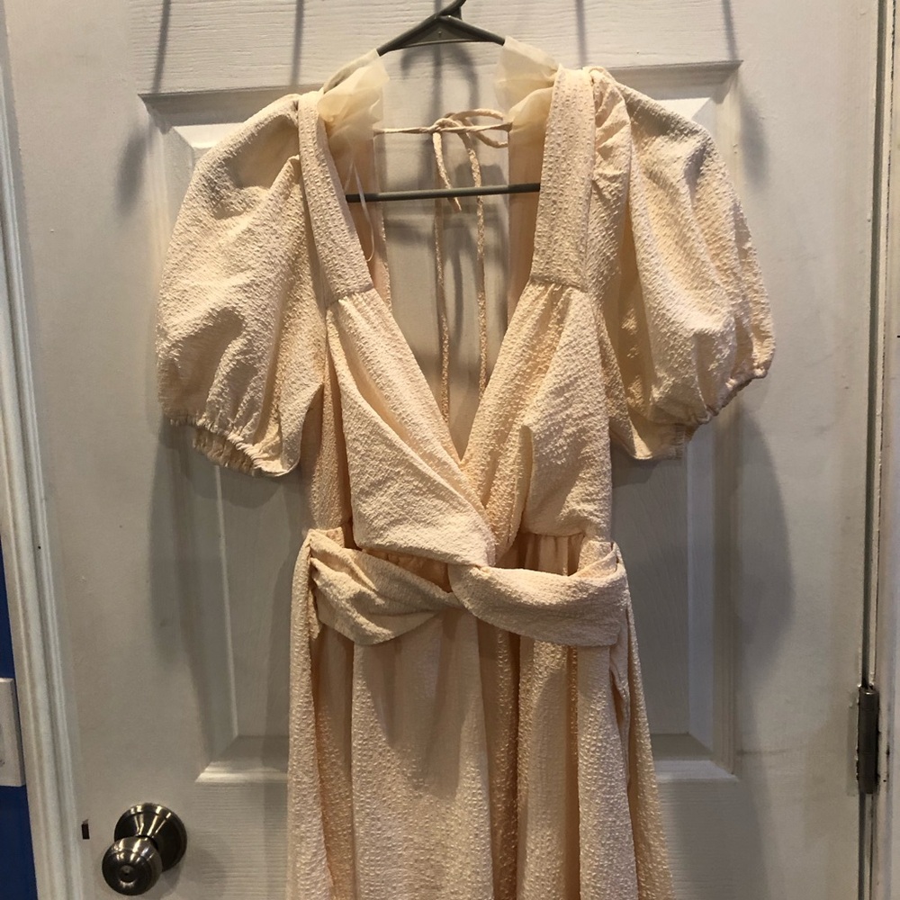 ASTR The Label Elegant Cream Puff Sleeve Dress NWOT